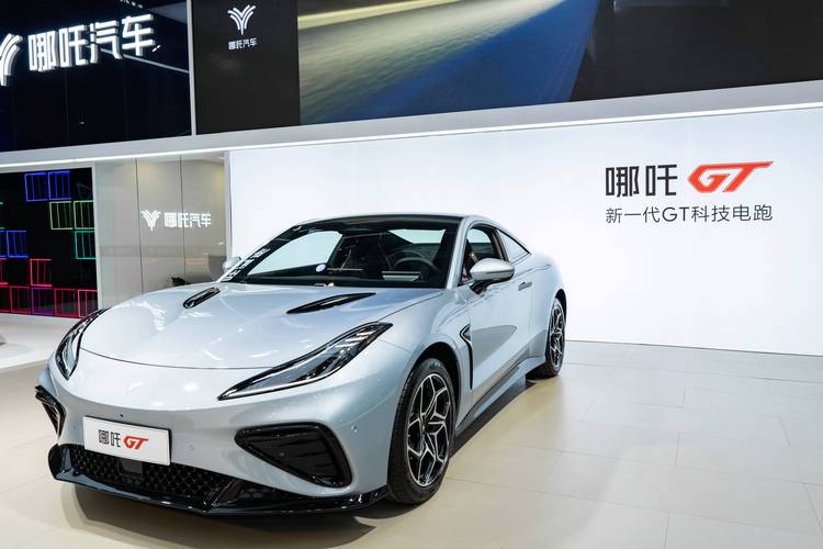 成都347哪吒汽车在智能汽车领域的表现，领途汽车在新能源汽车市场中的影响力